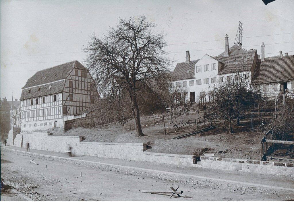 Udsigt over grund og historiske bygninger i Svendborg